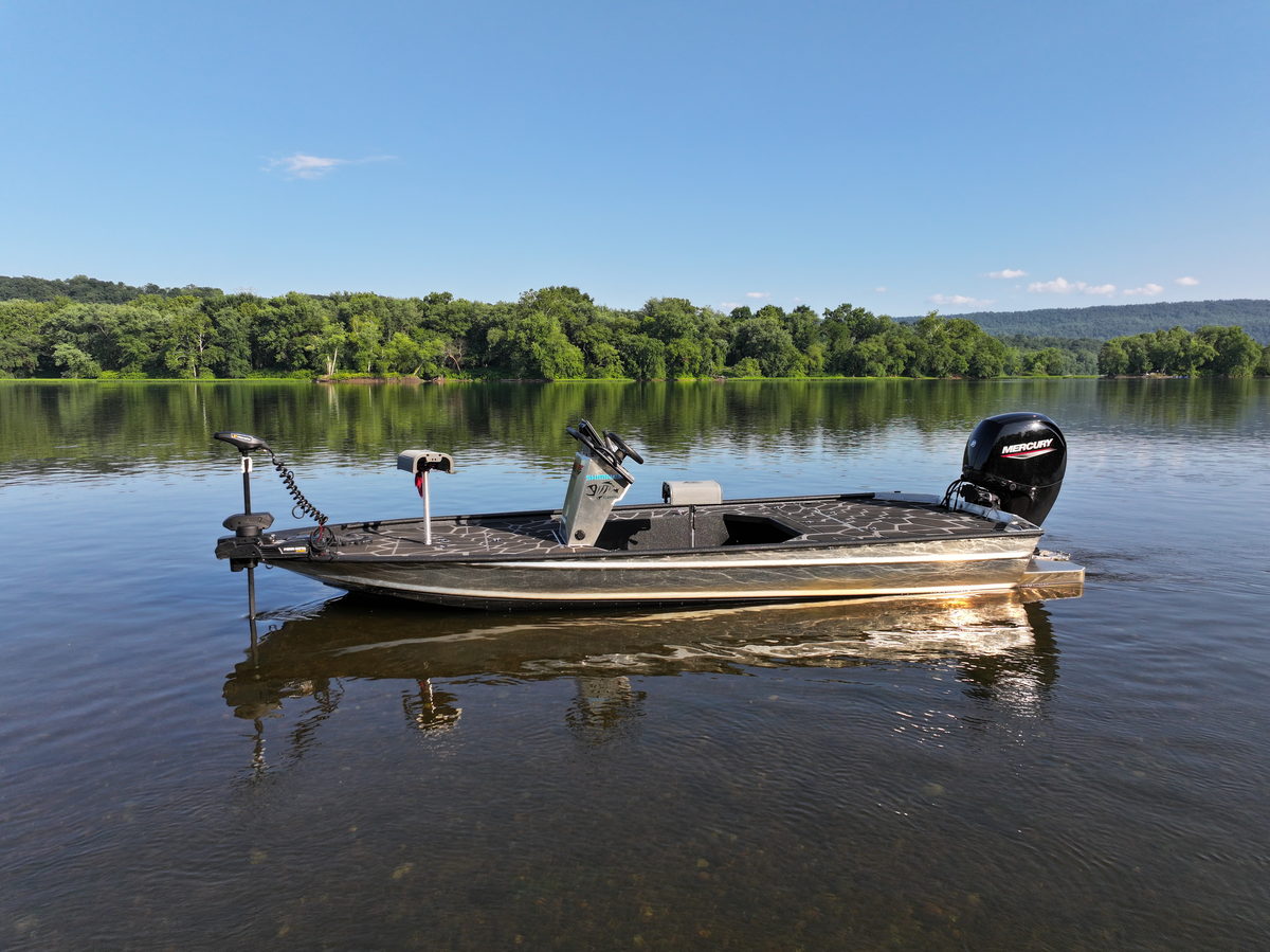 The SR 60 Outboard Jet at rest on flat water